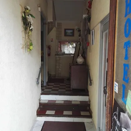 Le Chemin Neuf Hotel *